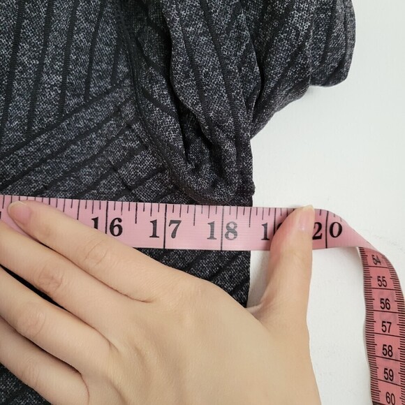 NEW All In Motion Striped Charcoal Black Gray Long Sleeve Seamless Top Size Med - Picture 10 of 14